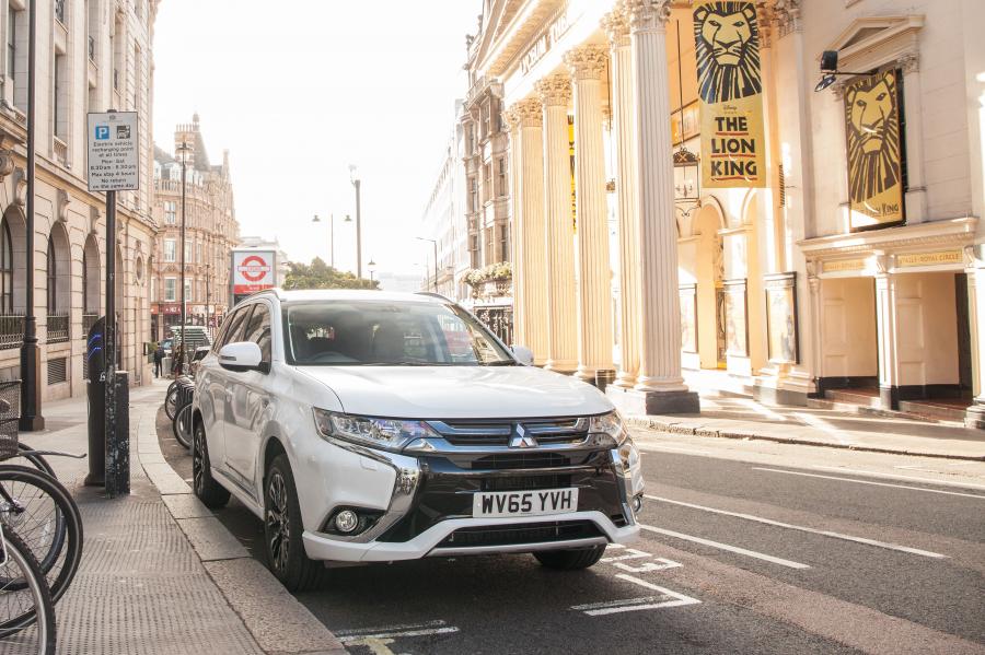  Mitsubishi Outlander PHEV 2015 года  (UK) (фото 3 из 31)